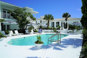 2 utendørsbassenger, bassengtelt (inkludert) og bassengparasoller