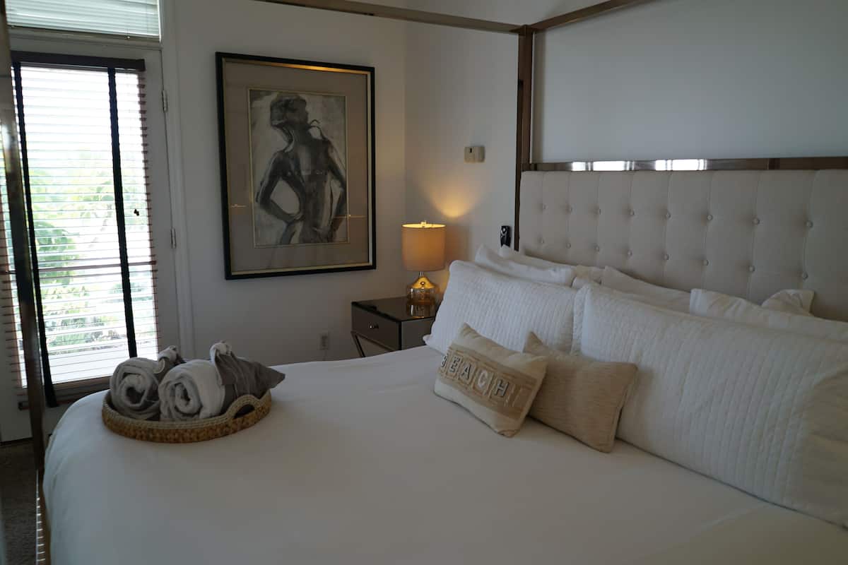 Standard Room, 1 King Bed, Non Smoking, Jetted Tub, Balcony (Room With it All) | Laptop workspace, WiFi (free)