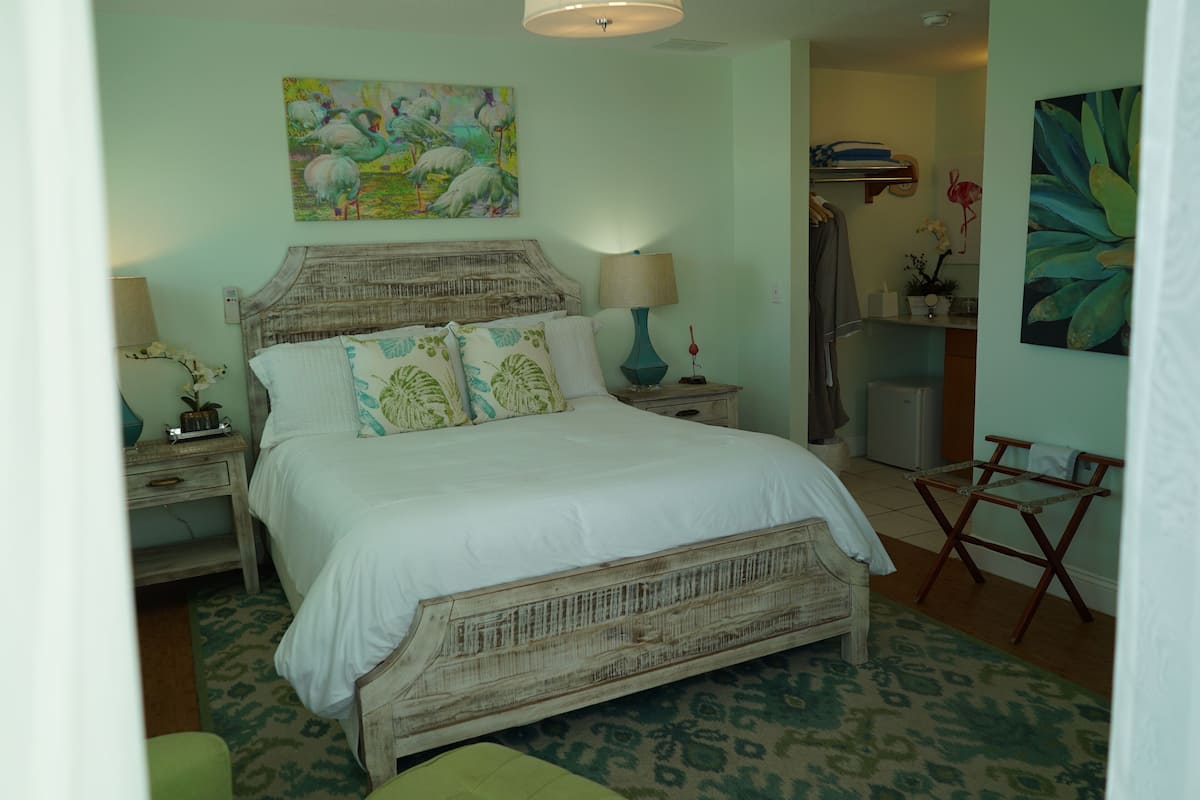 Standard Room, 1 Queen Bed, Non Smoking (Flamingo) | Laptop workspace, WiFi (free)