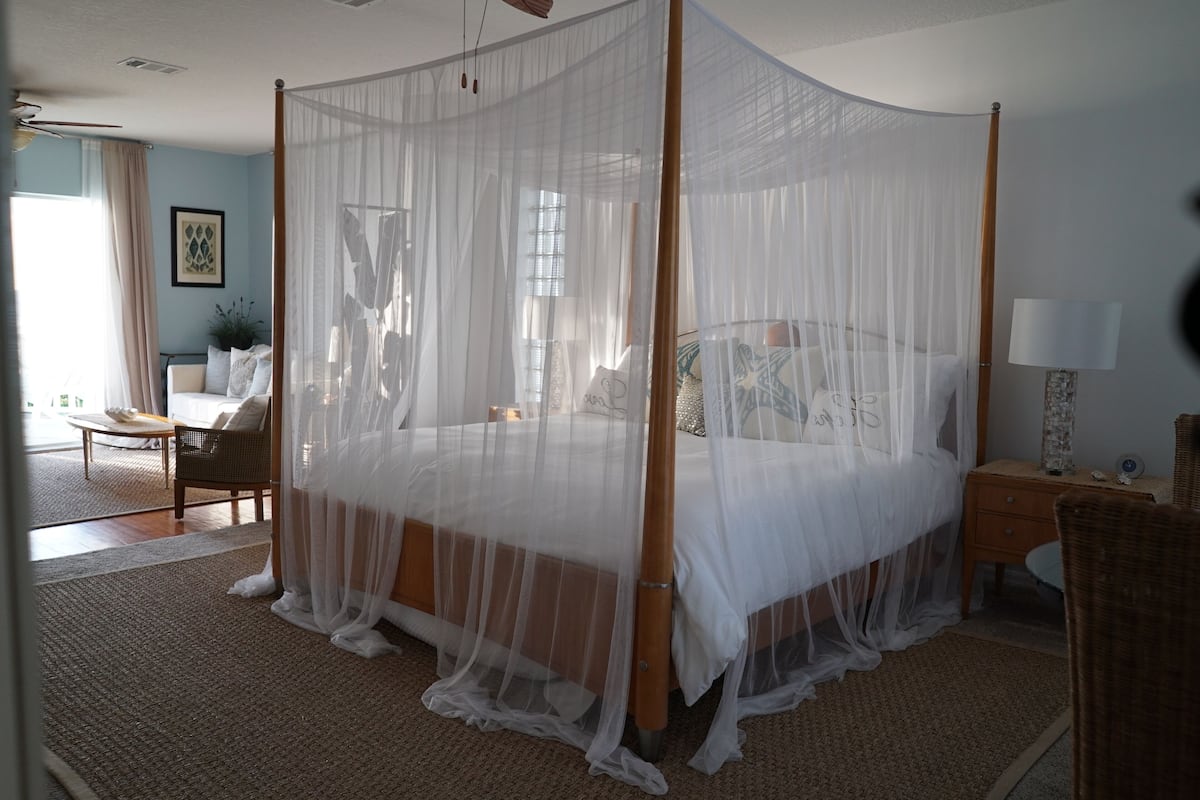 Suite, 1 King Bed, Non Smoking, Jetted Tub, Ocean Front (Balcony) | Laptop workspace, WiFi (free)