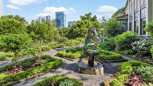 A landscaped garden with a central fountain, surrounded by neatly trimmed hedges and various plants. - Stonehurst Place Bed & Breakfast (Atlanta)