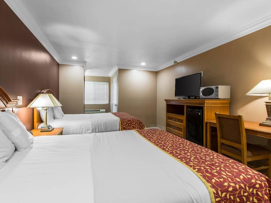 Desk, laptop workspace, iron/ironing board, free WiFi