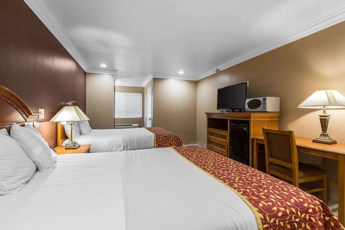 Desk, laptop workspace, iron/ironing board, free WiFi