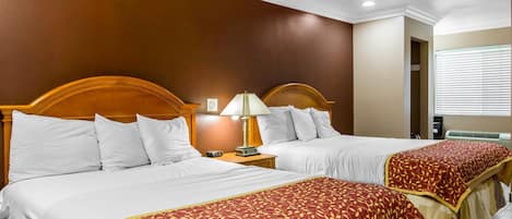 Standaard kamer, 2 queensize bedden, niet-roken | Een bureau, een laptopwerkplek, een strijkplank/strijkijzer