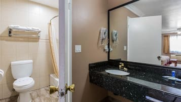 Combined shower/bathtub, free toiletries, hair dryer, towels