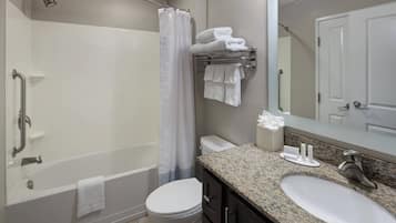 Combined shower/tub, free toiletries, hair dryer, towels