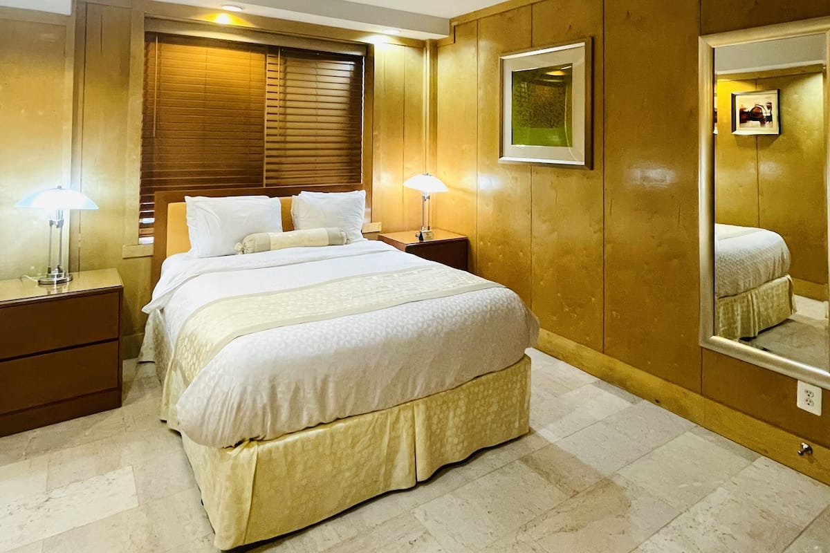 Suite, 1 Queen Bed with Sofa bed, Non Smoking | Premium bedding, in-room safe, iron/ironing board, free WiFi