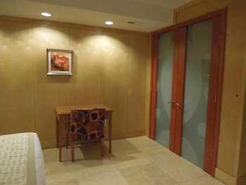 Premium bedding, in-room safe, iron/ironing board, free WiFi at The Eldon Luxury Suites