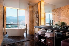 Secador de cabelo, roupões de banho, chinelos, piso aquecido