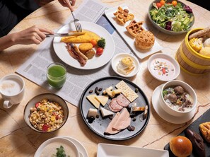 Una mesa con diferentes opciones de desayuno, incluyendo waffles, una ensalada y un tazón de sopa.