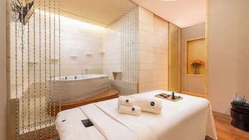 Bañera de hidromasaje privada