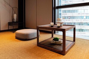 Kamar, 1 Tempat Tidur King | Seprai premium, selimut bulu angsa, minibar, dan brankas