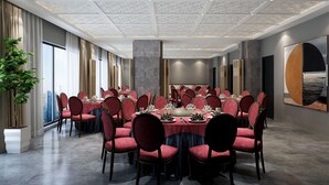 A conference room with a long table, red upholstered chairs, and a patterned ceiling. - Henry Business Hotel (Guangzhou)