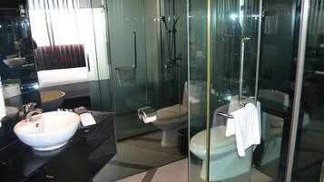 Shower, rainfall showerhead, free toiletries, hair dryer