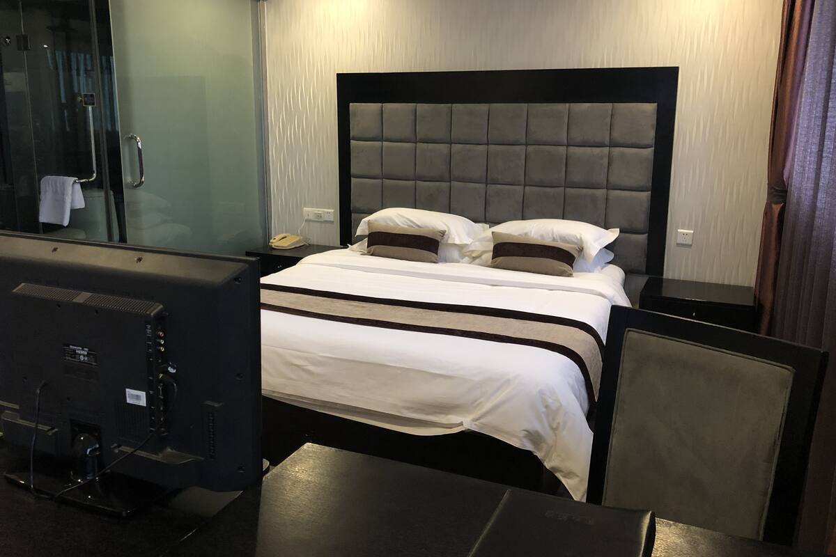 Superior Suite | Premium bedding, down comforters, minibar, in-room safe