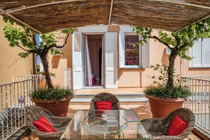 Suite | Living area | 18-inch TV with satellite channels, DVD player, pay movies - Boutique Hotel Ristorante Don Alfonso 1890 (Massa Lubrense)