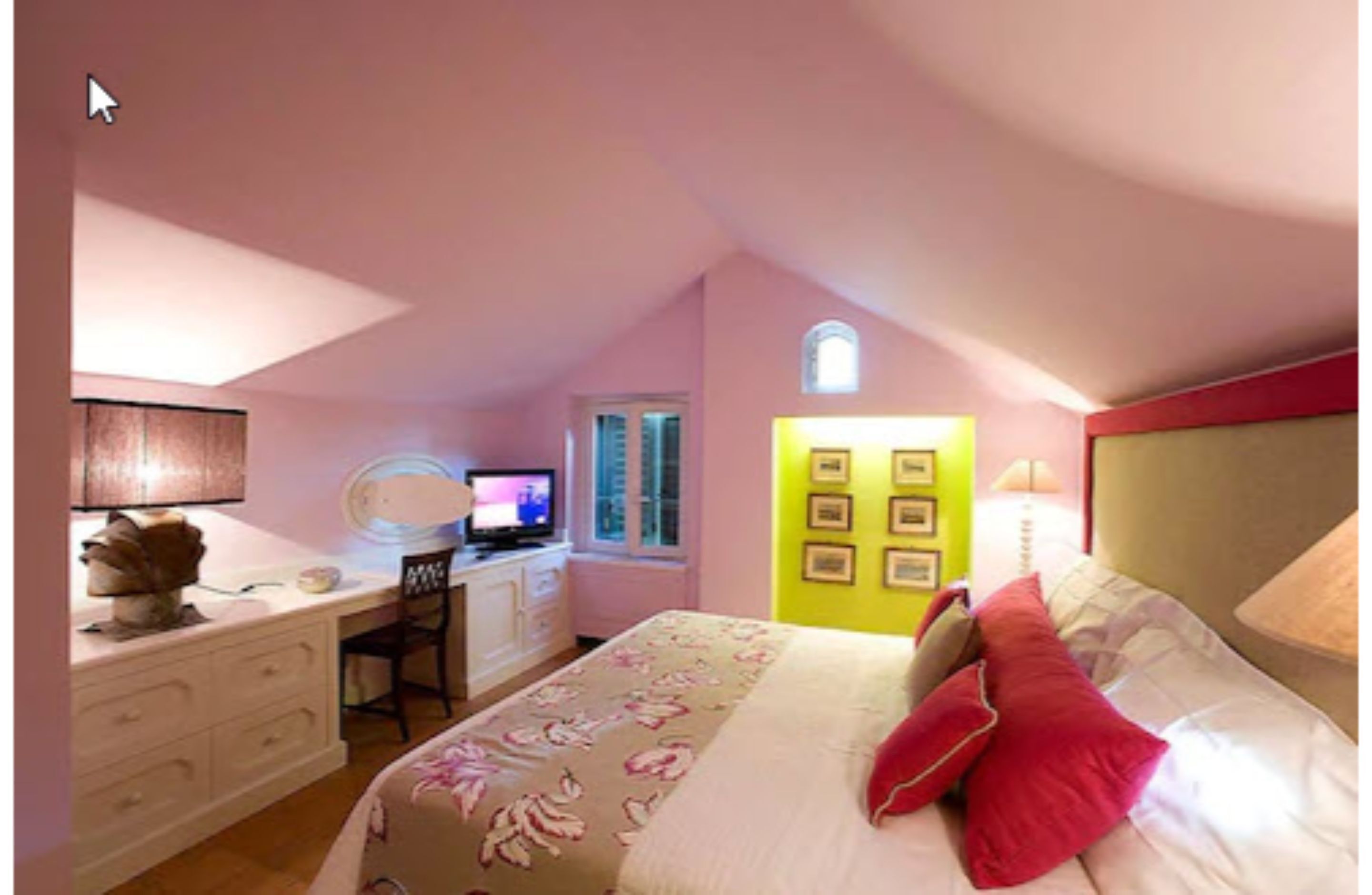 Un dormitorio con cama, escritorio, silla y ordenador.