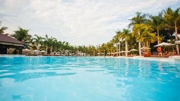 室外游泳池,池畔遮阳伞,日光浴躺椅