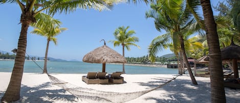 Privat strand, solstolar, parasoller och strandhanddukar