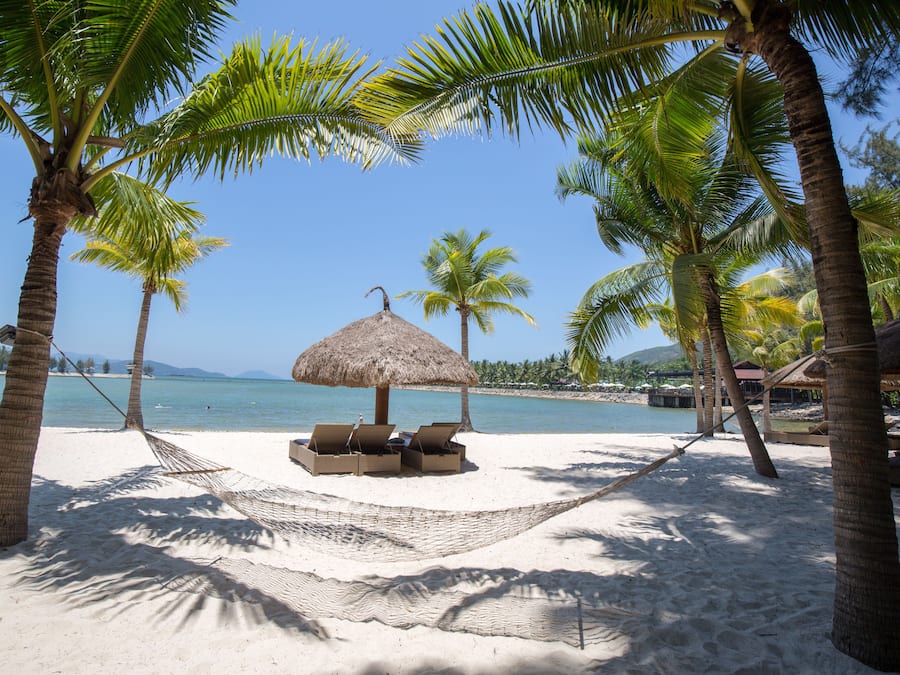 Nær stranden og hvit sand
