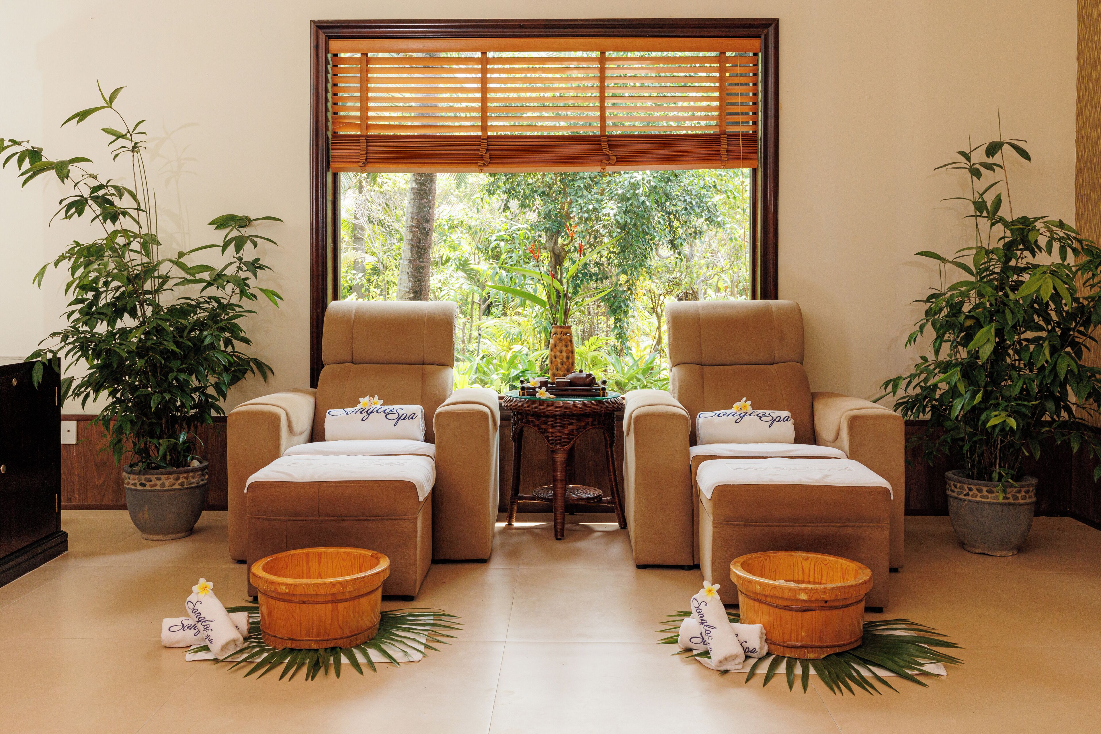 couples treatment room(s), body treatments, body wraps, body scrubs