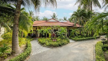 Minibar, coffres-forts dans les chambres, bureau, rideaux occultants