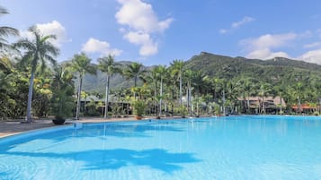 Piscine extérieure, parasols de plage, chaises longues