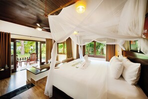 Jacuzzi Sea View | Minibar, in-room safe, desk, blackout curtains - Diamond Bay Resort and Spa (Nha Trang)