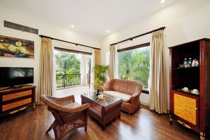 Junior Suite | Living area | 32-inch LCD TV with cable channels, TV - Diamond Bay Resort and Spa (Nha Trang)