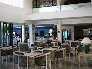 3 من المطاعم، حيث تُقدم وجبات الغداء، العشاء، الأطباق البرازيلية