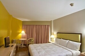 أغطية فراش متميزة وأسرّة سليكت كومفورت وخزنة داخل الغرفة ومكتب