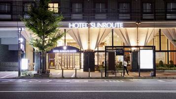 Voorkant accommodatie - avond/nacht