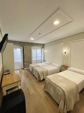 Superior Triple Room | Desk, iron/ironing board, free WiFi, bed sheets - Hostal Madrid (Madrid)