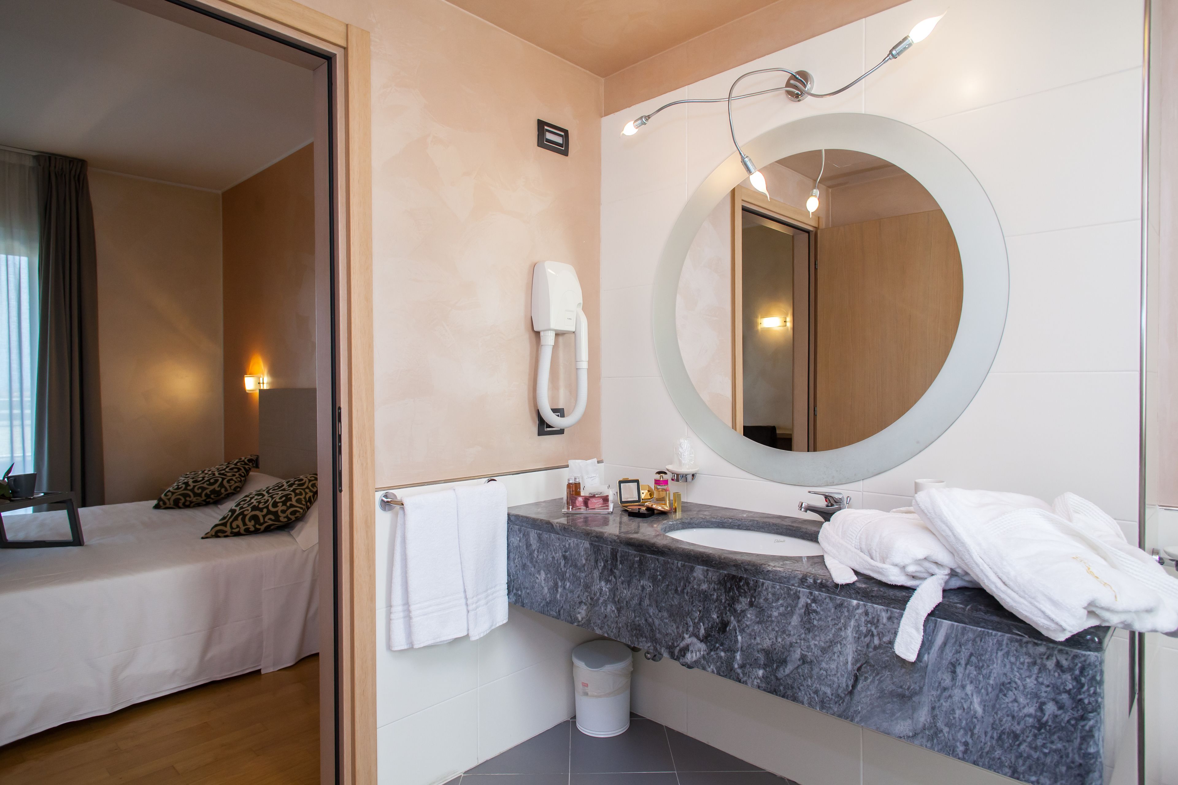 suite, terrace (large) | bathroom | free toiletries, hair dryer, bidet, towels