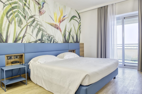 Habitación superior | Minibar, caja de seguridad en la habitación y decoración personalizada 