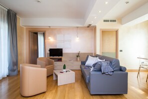 Suite, terras (Large) | Woonruimte | Een 40-inch flatscreentelevisie met satellietzenders en een televisie