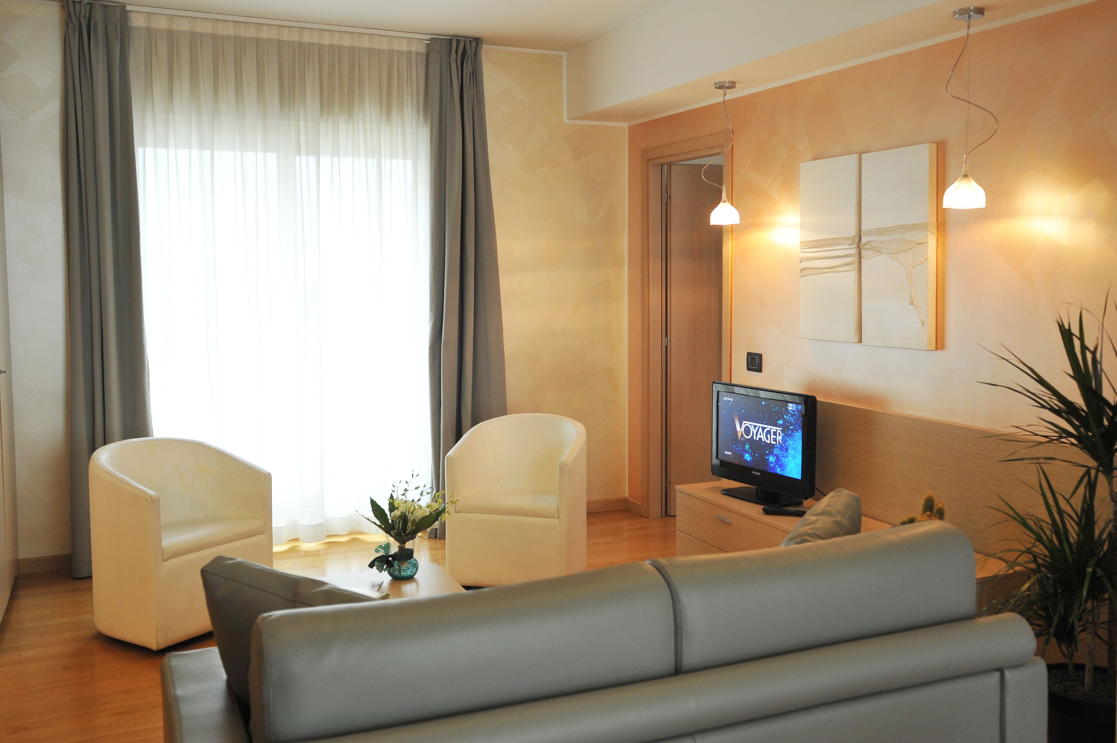 suite, terrace (large) | minibar, in-room safe, individually decorated, desk