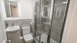 Shower, free toiletries, hair dryer, towels - Cocoon at The International Inn (Liverpool)
