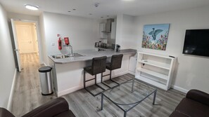 Apartment, 1 Schlafzimmer | Zimmersafe, Schreibtisch, kostenloses WLAN, Bettwäsche