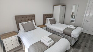 Zweibettzimmer, 1 Schlafzimmer | Zimmersafe, Schreibtisch, kostenloses WLAN, Bettwäsche