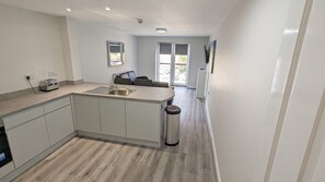 Zweibettzimmer, 1 Schlafzimmer | Wohnbereich | LCD-Fernseher