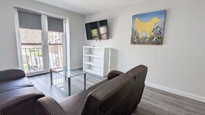 Zweibettzimmer, 1 Schlafzimmer | Wohnbereich | LCD-Fernseher