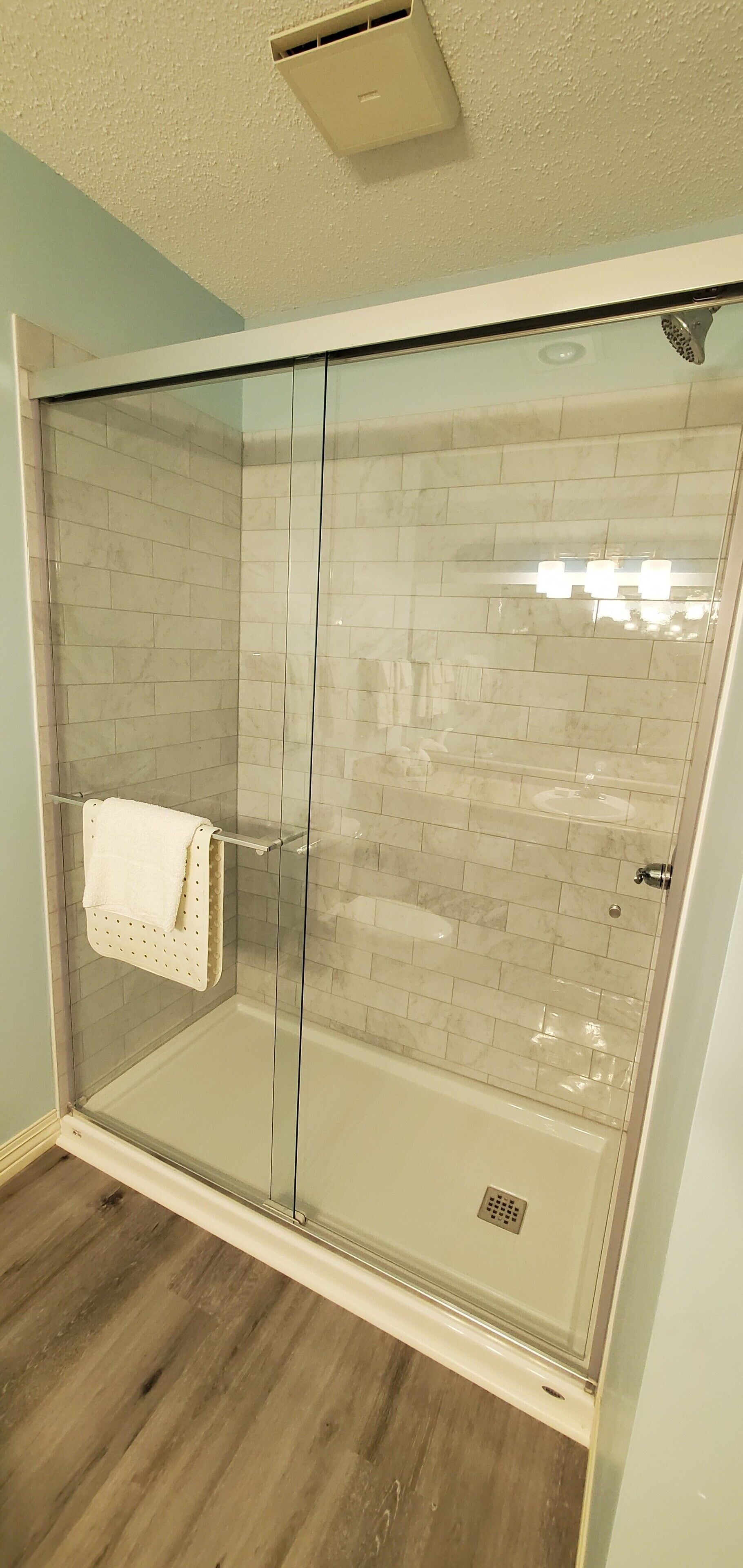 deluxe room, 1 king bed, ground floor | bathroom | hair dryer, towels