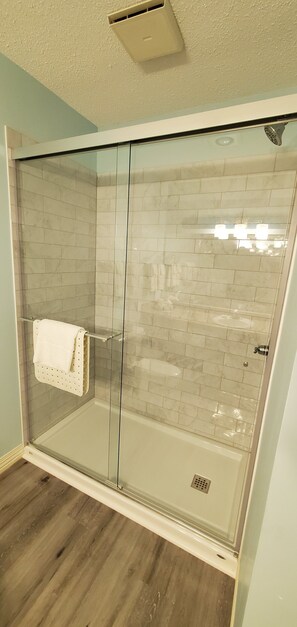 Chambre Deluxe, 1 très grand lit, rez-de-chaussée | Salle de bain | Séchoir à cheveux, serviettes fournies