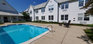 Seasonal outdoor pool - Amish Inn (Nappanee)