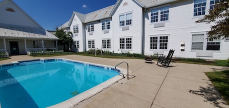 Una piscina al aire libre de temporada. Amish Inn