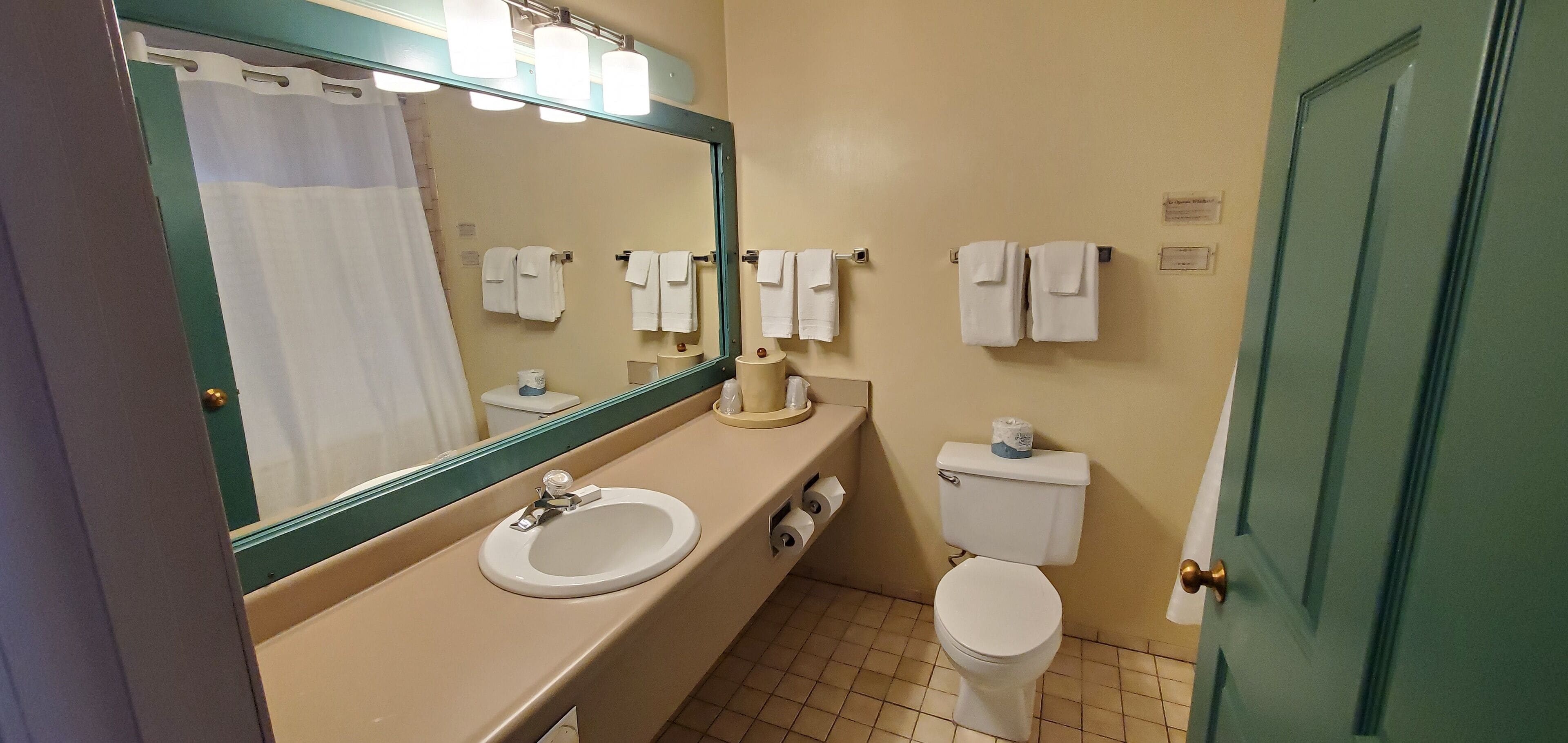 classic double room, 1 king bed, jetted tub | bathroom | hair dryer, towels