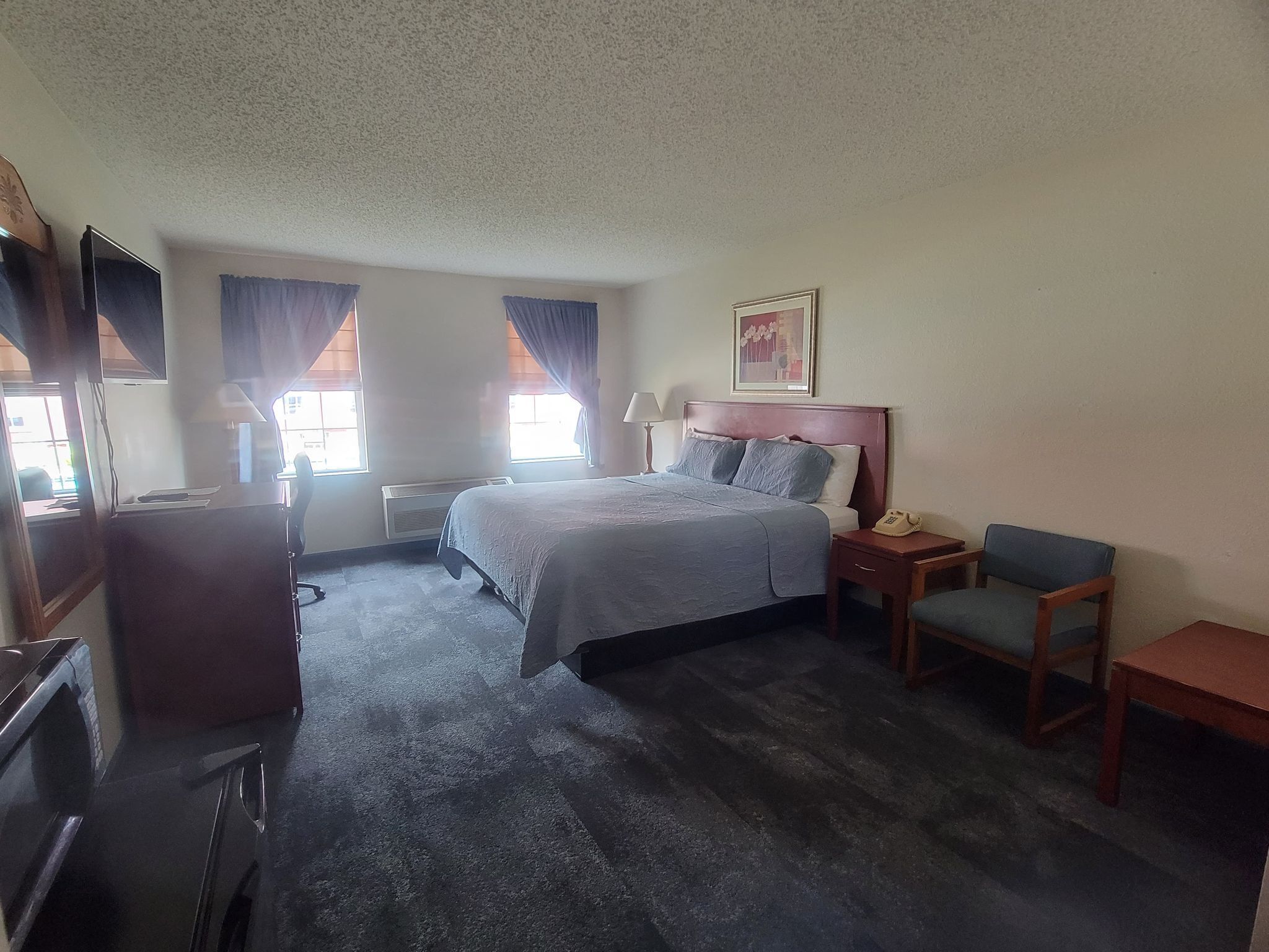 standard single room, 1 king bed, non smoking, refrigerator & microwave | free wifi, bed sheets