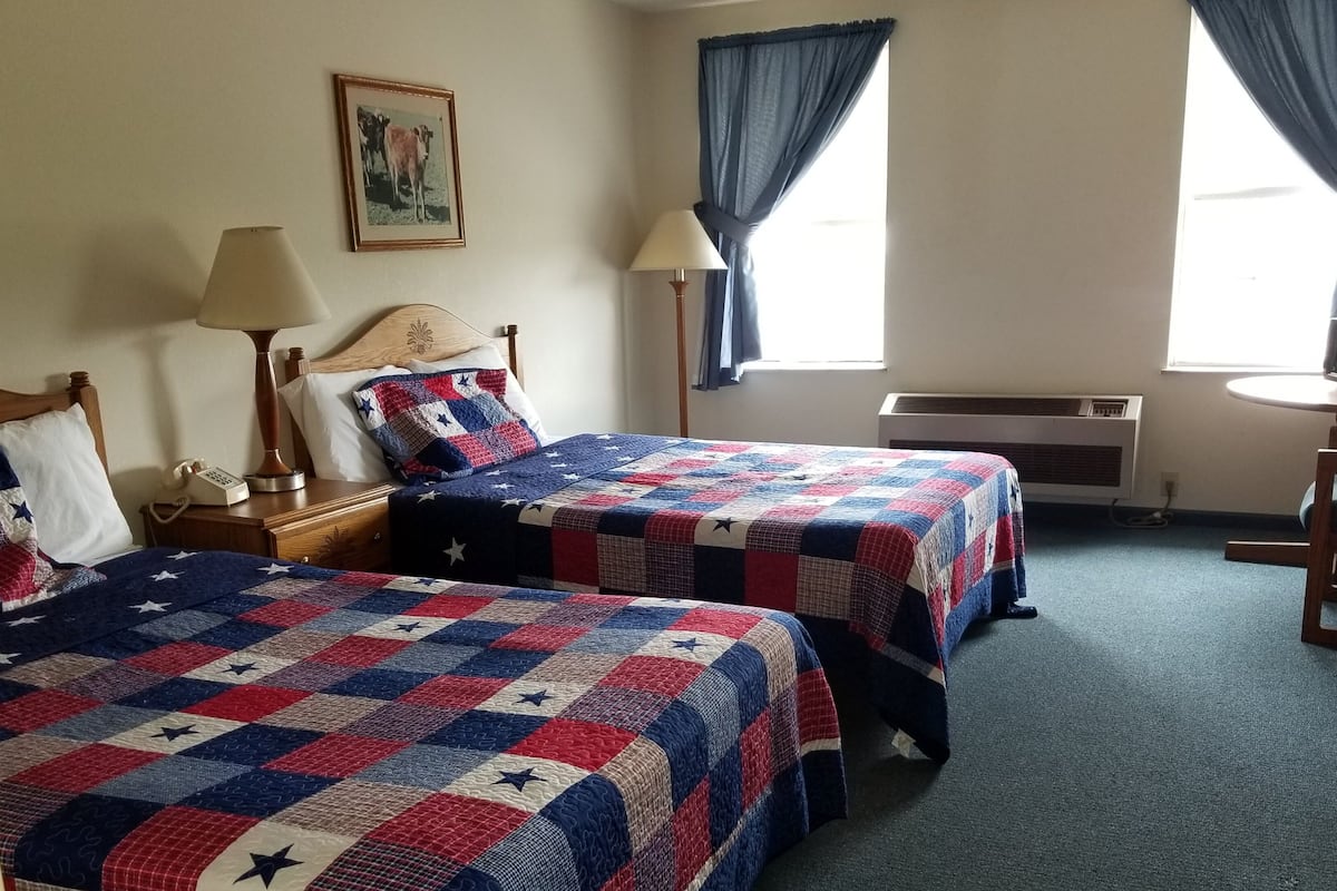 Quadruple Room, 2 Queen Beds, Non Smoking | Free WiFi, bed sheets