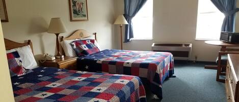 Quarto quádruplo, 2 camas Queen, para não fumantes | Wi-Fi de cortesia, roupa de cama